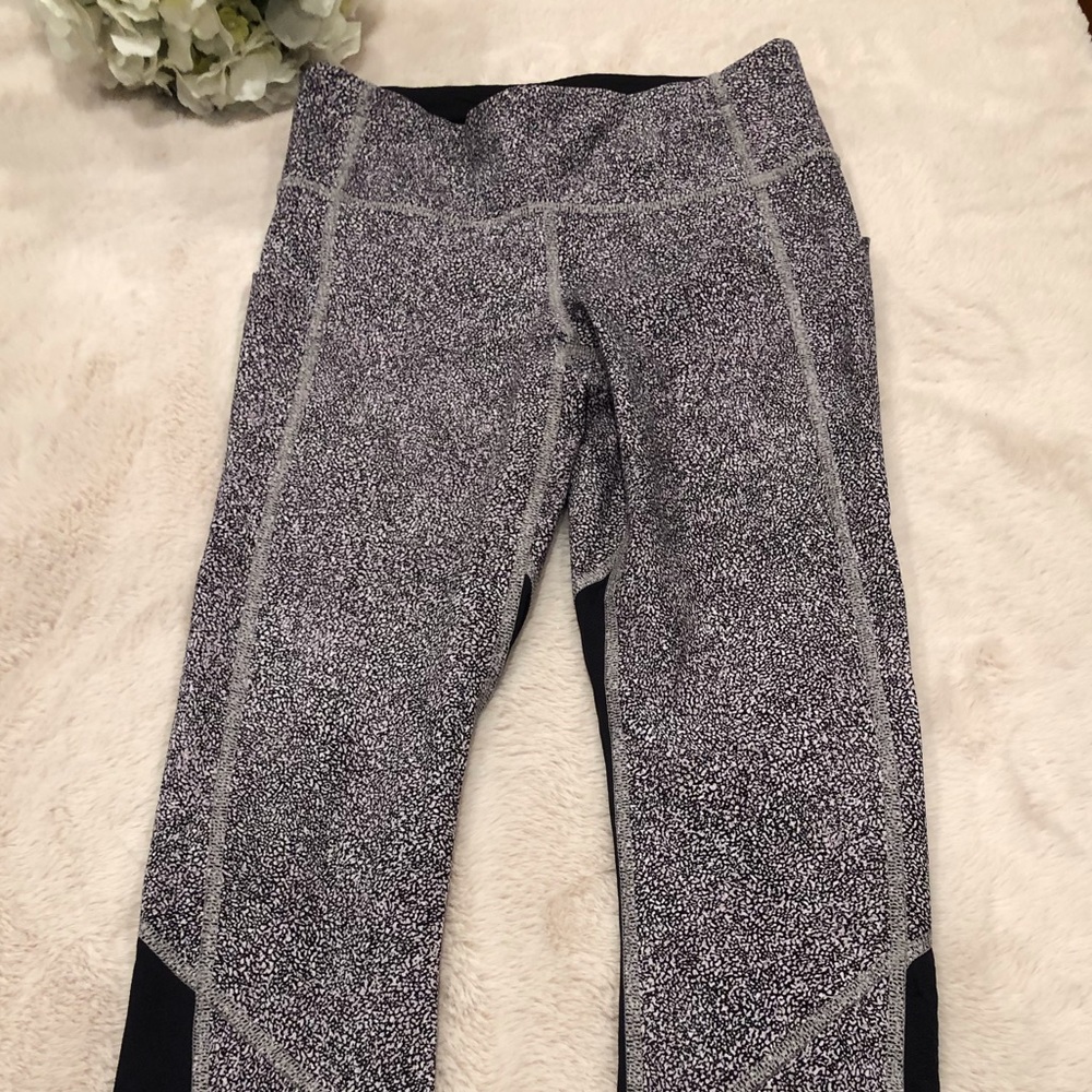 Lululemon Black Pebble Pattern Leggings with Mesh Detail, Size 2